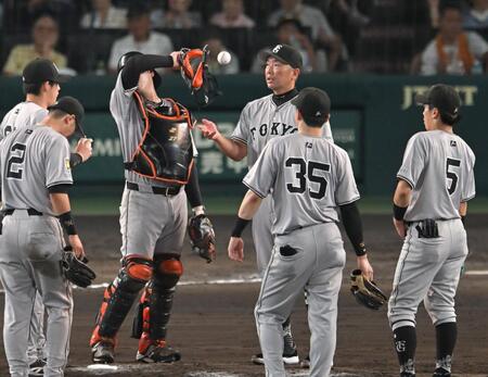 　７回、マウンドでナインに声をかける阿部監督（撮影・飯室逸平）