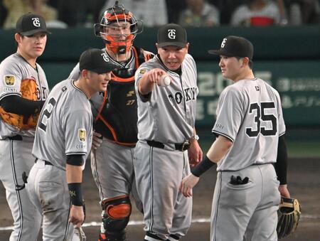 　７回、マウンドに出向き、ナインと話す阿部監督（右から２人目）＝撮影・飯室逸平