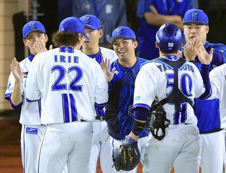 　中日に勝利し、入江（手前左）、山本（同右）らを迎える東（中央）ら