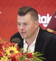 　入団記者会見をする楽天の新外国人内野手ボイト＝30日、楽天モバイルパーク宮城