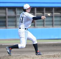 　６月３０日の投内連係の練習をする早大・伊藤樹（撮影・佐藤厚）