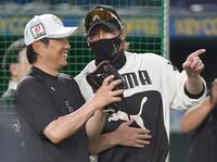 　試合前、小久保監督（左）と談笑する新庄監督（撮影・開出牧）