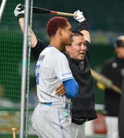 　試合前、万波（手前）と談笑する山川（撮影・開出牧）