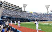 　試合開始直前、停電が発生しどよめくスタンドと選手（撮影・佐藤厚）