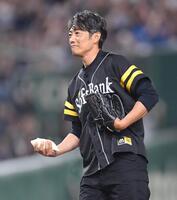 　始球式でロジンを手にする反町隆史（撮影・開出牧）