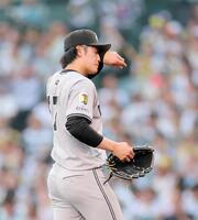 　１回、佐藤輝に先制二塁打を許した西舘