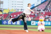 　セレモニアルピッチに登場したＳＫＥ４８・菅原茉椰（楽天野球団提供）