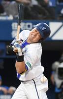 　１回、牧は左腰に死球を受ける（撮影・佐藤厚）