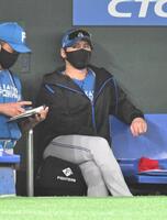 　１回の攻撃を見つめる新庄監督