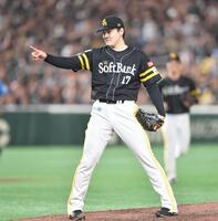 　９回、レイエスを三振に仕留めポーズを決める有原（撮影・開出牧）