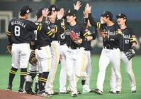 　日本ハムに競り勝ちタッチを交わす周東（右手前）らソフトバンクナイン（撮影・開出牧）