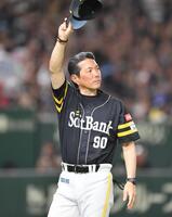 　日本ハムに競り勝ってライトスタンドの歓声に応える小久保監督（撮影・開出牧）