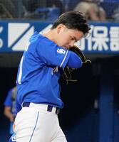 　１回に３点を失い、汗を拭う金丸