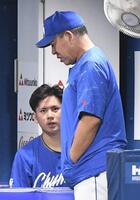 　７回を投げ終え、井上監督（右）に声をかけられる金丸（撮影・佐藤厚）