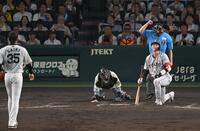 　４回、空振り三振に倒れる坂本（撮影・飯室逸平）