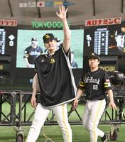 　完封で今季５勝目を挙げスタンドの祝福に応える有原。右は海野（撮影・開出牧）