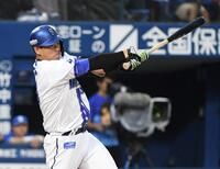 　１回、蝦名は先制の遊撃内野安打を放つ（撮影・佐藤厚）