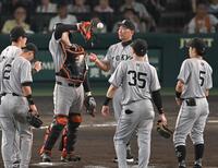 　７回、マウンドでナインに声をかける阿部監督（撮影・飯室逸平）