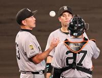 　７回、石川を降板させマウンドでナインと話す阿部（左）＝撮影・立川洋一郎