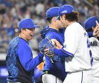 　入江（右）からウイニングボールを渡され笑顔を見せる東（撮影・佐藤厚）