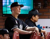 　９回の攻撃を見守る吉井監督