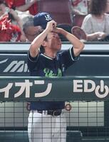 　９回、帽子をかぶり直す高津監督（撮影・市尻達拡）