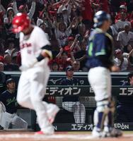 　６回、左越えソロで生還する末包を見つめる高津監督（撮影・市尻達拡）