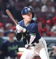 　１１回、死球で出塁する並木（撮影・市尻達拡）