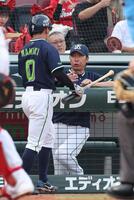 　１回、先制の本塁を踏んだ並木とタッチを交わす高津監督（撮影・市尻達拡）