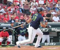 　１回、左前タイムリーを放つオスナ（撮影・市尻達拡）