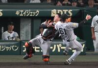 　５回、森下の邪飛を追い、交錯する岸田と増田陸（６１）＝撮影・飯室逸平