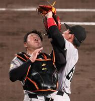 　５回、森下の邪飛を追って衝突する岸田（左）と増田陸（撮影・立川洋一郎）