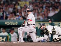 　４回、空振り三振に倒れた坂本