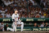 　４回、１死満塁の好機で空振り三振に倒れた坂本