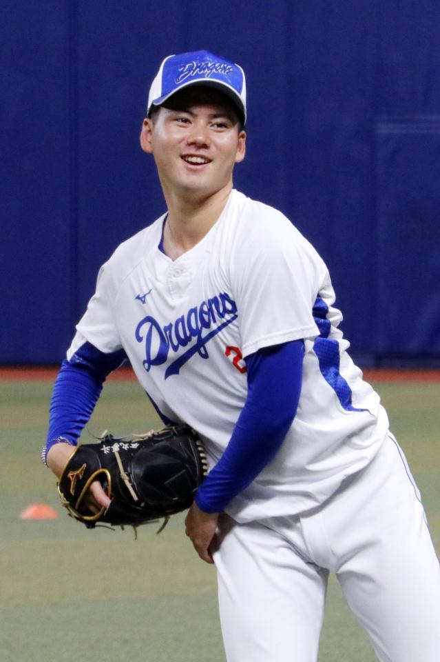 　キャッチボールで調整する中日・金丸＝バンテリンドーム