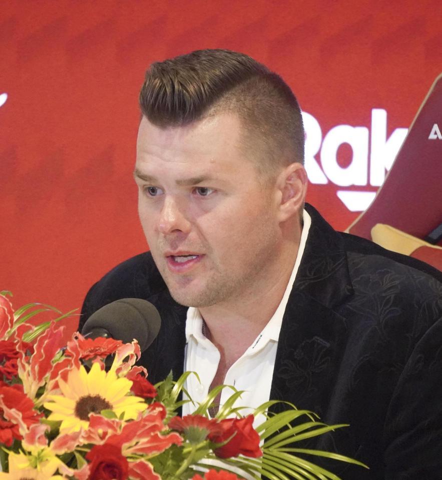 　入団記者会見をする楽天の新外国人内野手ボイト＝30日、楽天モバイルパーク宮城