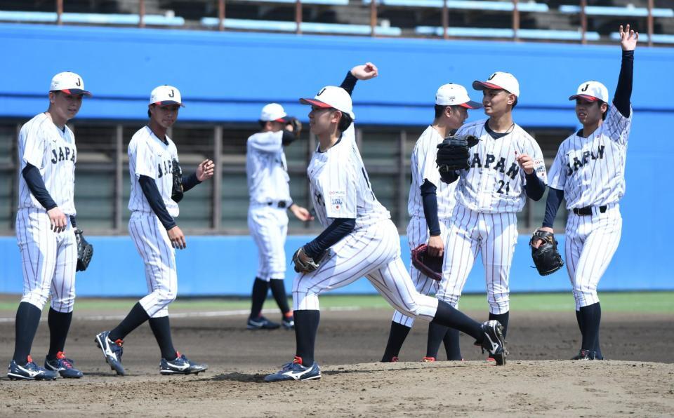 　６月３０日の投内連係の練習をする早大・伊藤樹（中央）＝撮影・佐藤厚