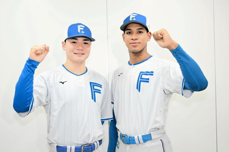 　ファン投票でのオールスター選出が決まり、ガッツポーズをする清宮幸（左）と万波（球団提供）