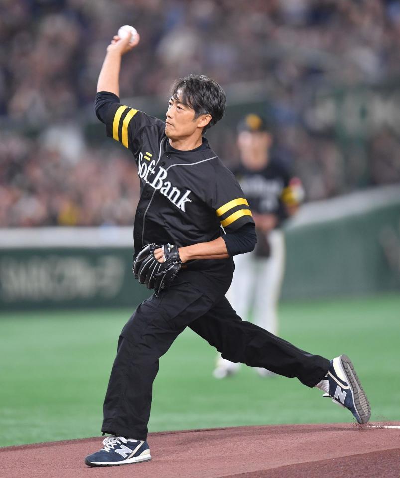 　始球式を務める反町隆史（撮影・開出牧）