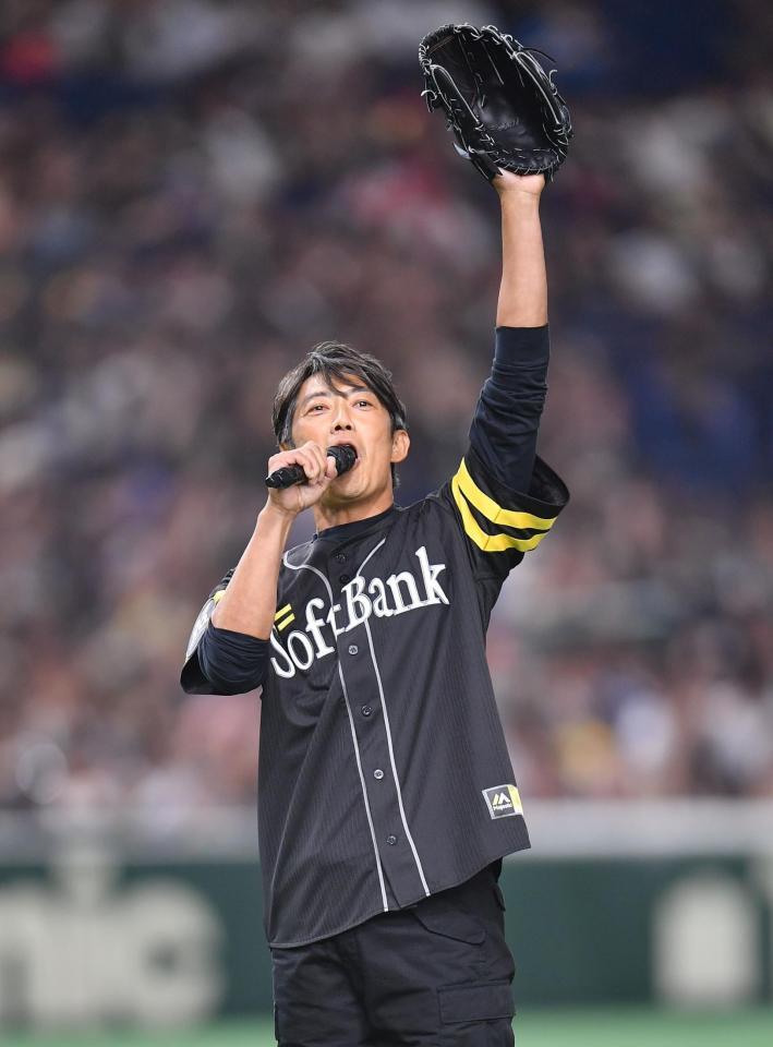 　始球式を務めマイクを手にスタンドの歓声に応える反町隆史（撮影・開出牧）
