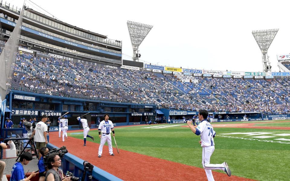 　試合開始直前、停電が発生しどよめくスタンドと選手（撮影・佐藤厚）