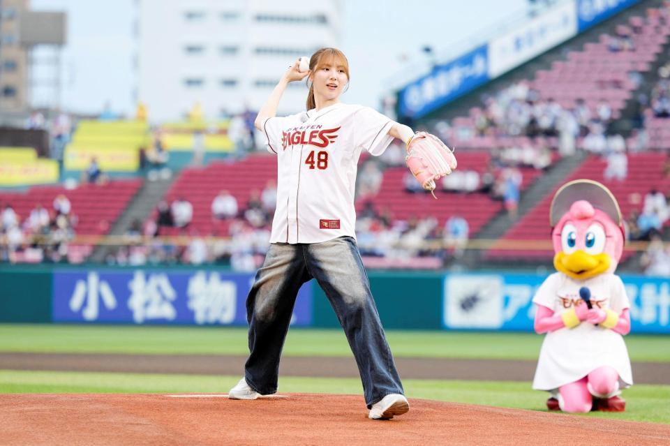 　セレモニアルピッチに登場したＳＫＥ４８・菅原茉椰（楽天野球団提供）