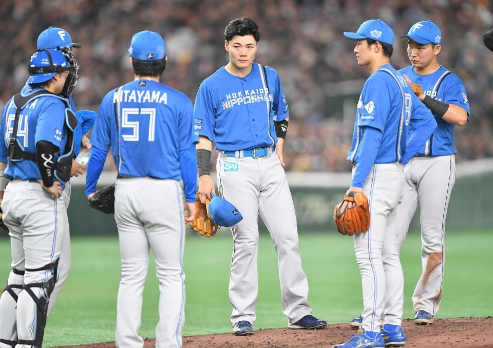 　６回、ダウンズに四球を与えた先発の北山（５７）の元に集まる清宮幸（中央）ら日本ハムナイン（撮影・開出牧）