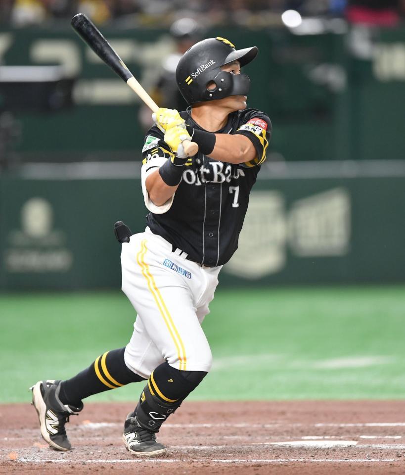 　６回、先制の右犠飛を放つ中村（撮影・開出牧）