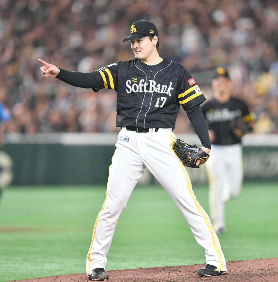 　９回、レイエスを三振に仕留めポーズを決める有原（撮影・開出牧）