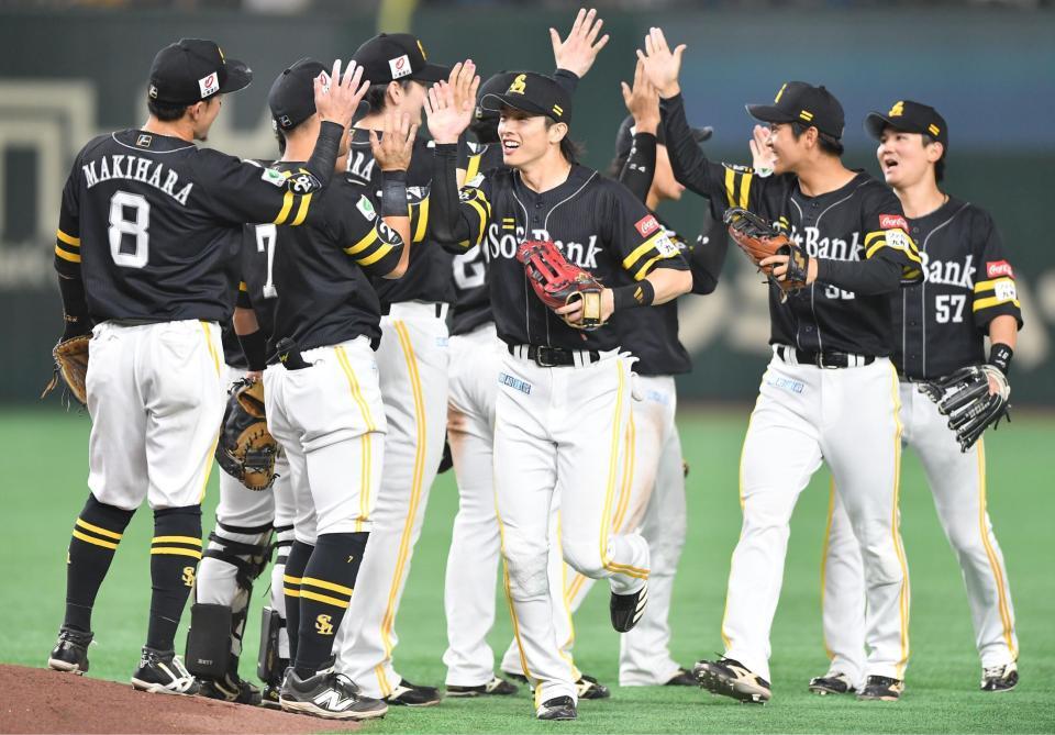 　日本ハムに競り勝ちタッチを交わす周東（右手前）らソフトバンクナイン（撮影・開出牧）