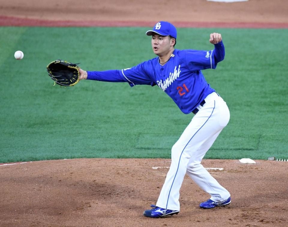 　１回、佐野に中前打を打たれる金丸（撮影・佐藤厚）