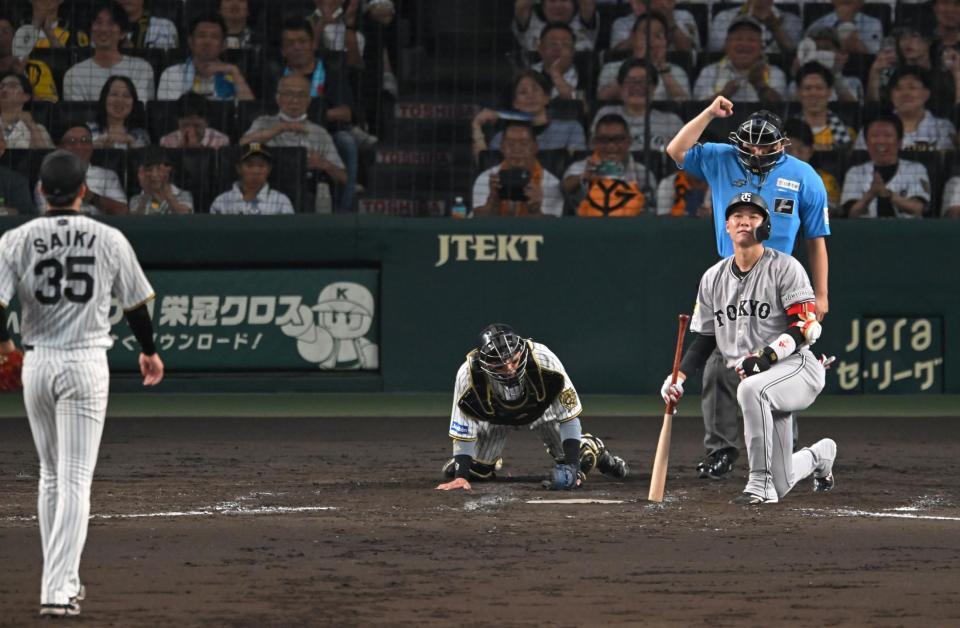 　４回、空振り三振に倒れる坂本（撮影・飯室逸平）