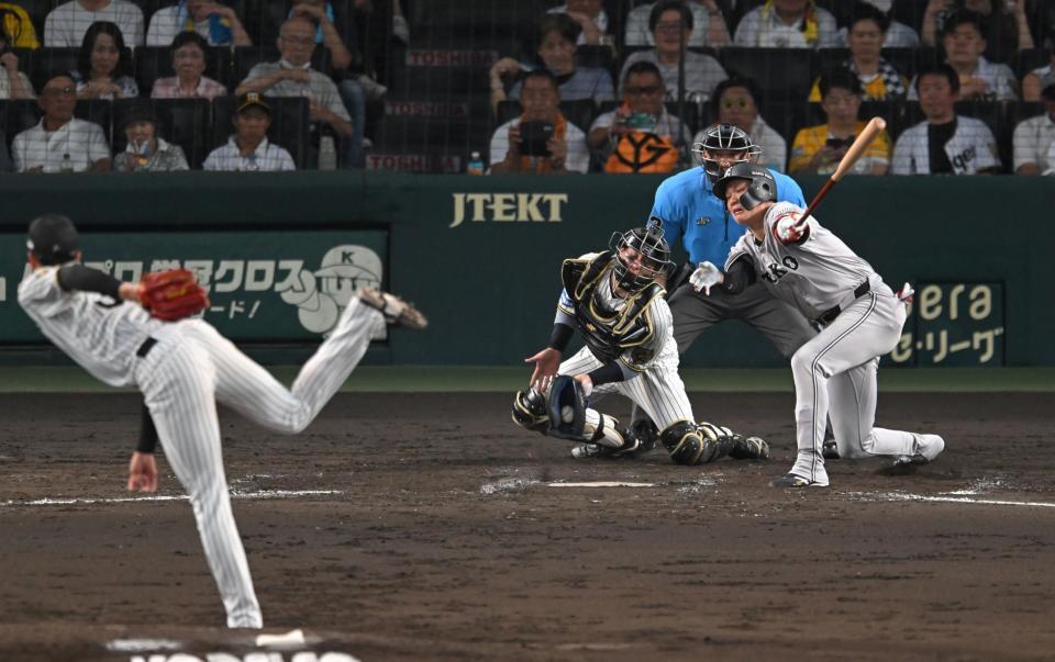 　４回、空振り三振に倒れる坂本（撮影・飯室逸平）