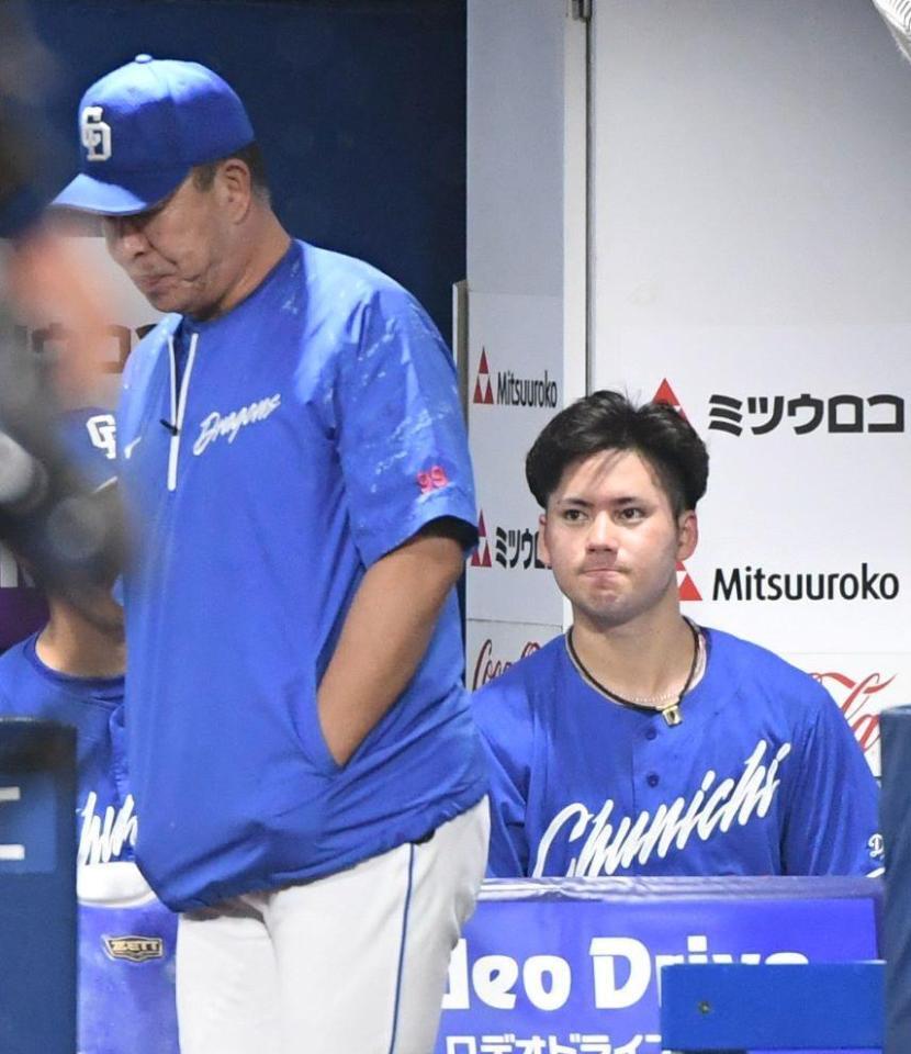 　７回を投げ終え、井上監督（左）に声をかけられる金丸（撮影・佐藤厚）